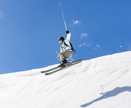 爱游戏ayx-25分+5记三分！湖人奇兵大爆发，打败1.34亿后卫，小鬼当家太牛了，湖人队传奇